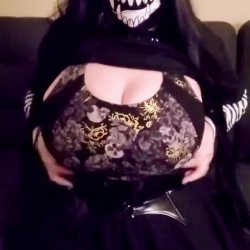 Goth Babe BIG TITTY DROP 🖤🕷️🏴‍☠️